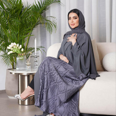 عبايه بليزرفري سايز كريب رمادي مع بيلسيه